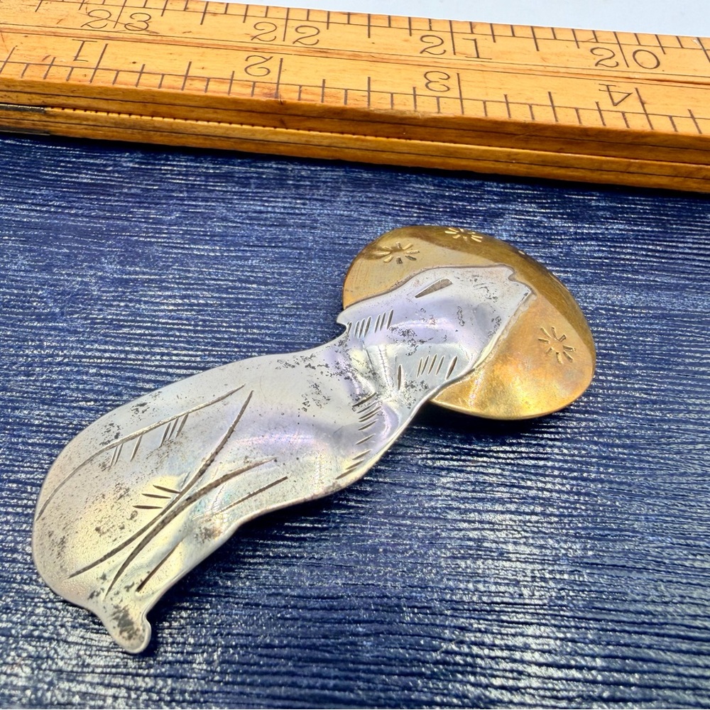 Sterling and brass wolf howling at moon figural Native American style brooch 9gm